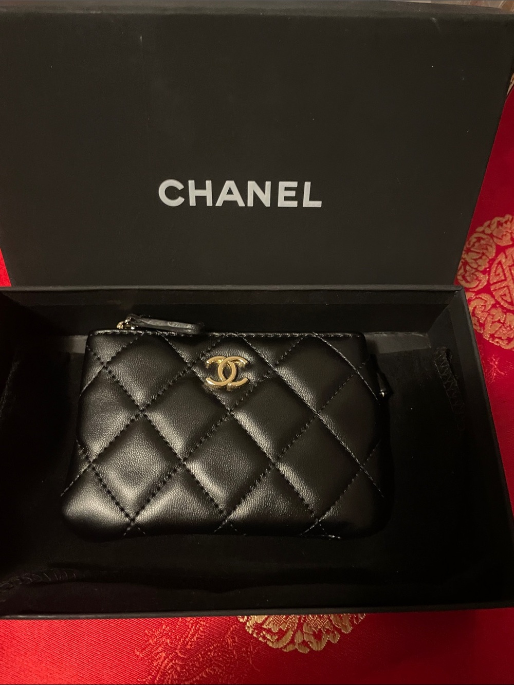 Beaute Black Quilted L Card Pouch with Gold CC